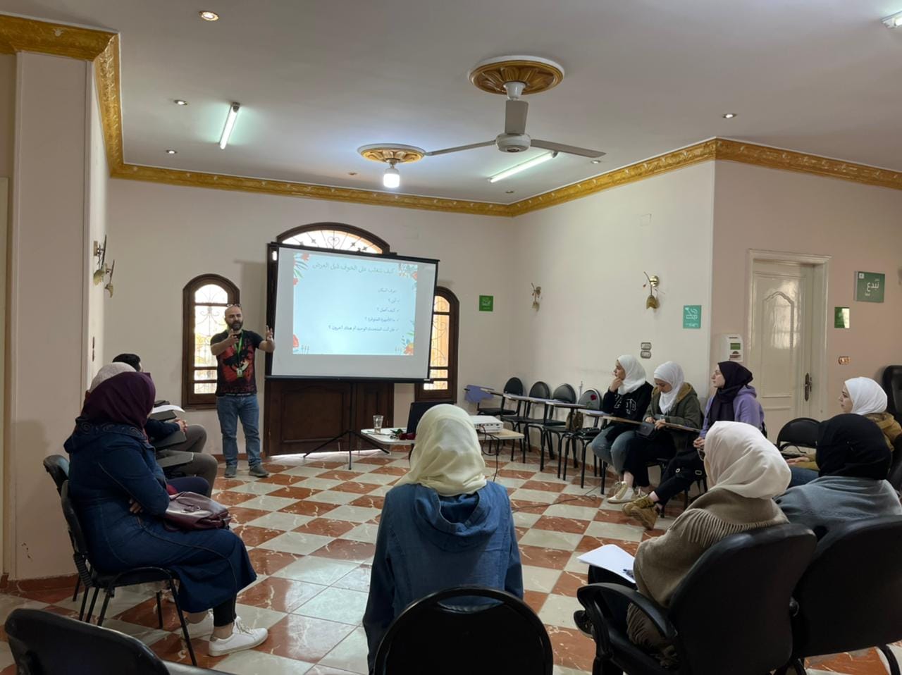 تدريب لمهارات العرض التقديمي في مكتب مؤسسة سورية الغد للإغاثة بالعبور 