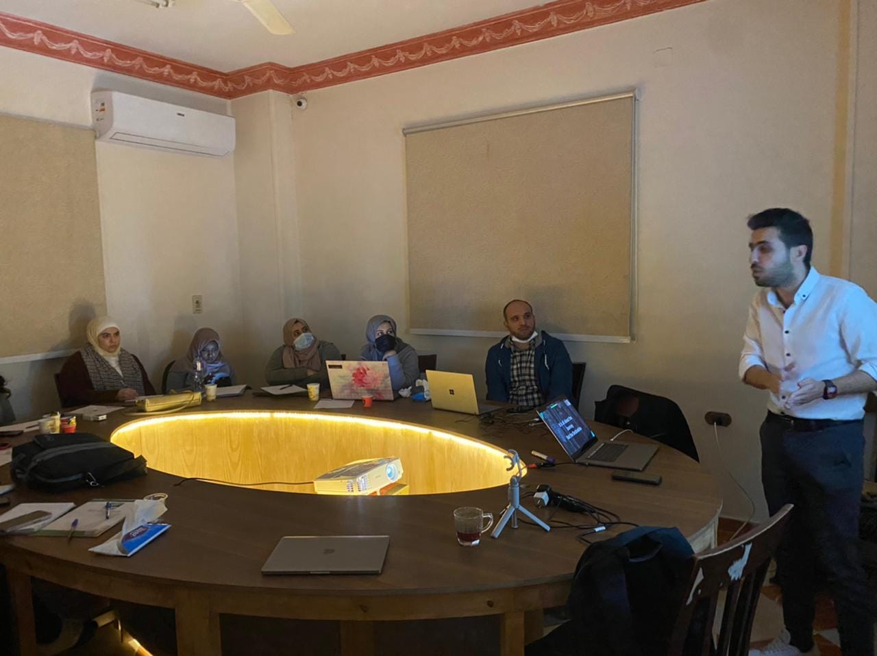 ضمن سلسلة التدريبات التي تقدمها مؤسسة سورية الغد للإغاثة تم تنظيم تدريبات عن مهارات الربط للتوظيف الخاص بالجمعيات في مكتب المؤسسة بالعبور