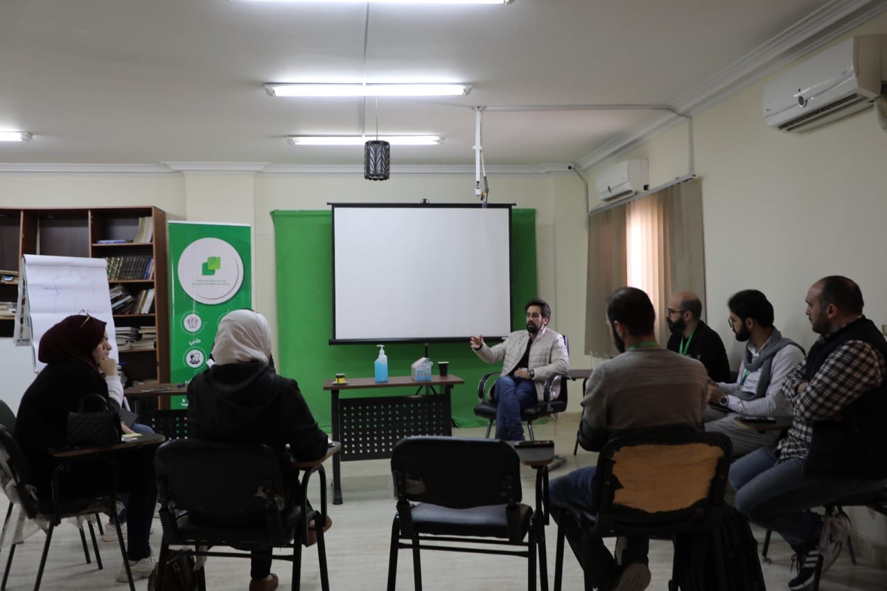 تم عقد اجتماع قسم البحث الاجتماعي مع إدارة المؤسسة في مكتب أكتوبر بتاريخ 08 آذار 2022