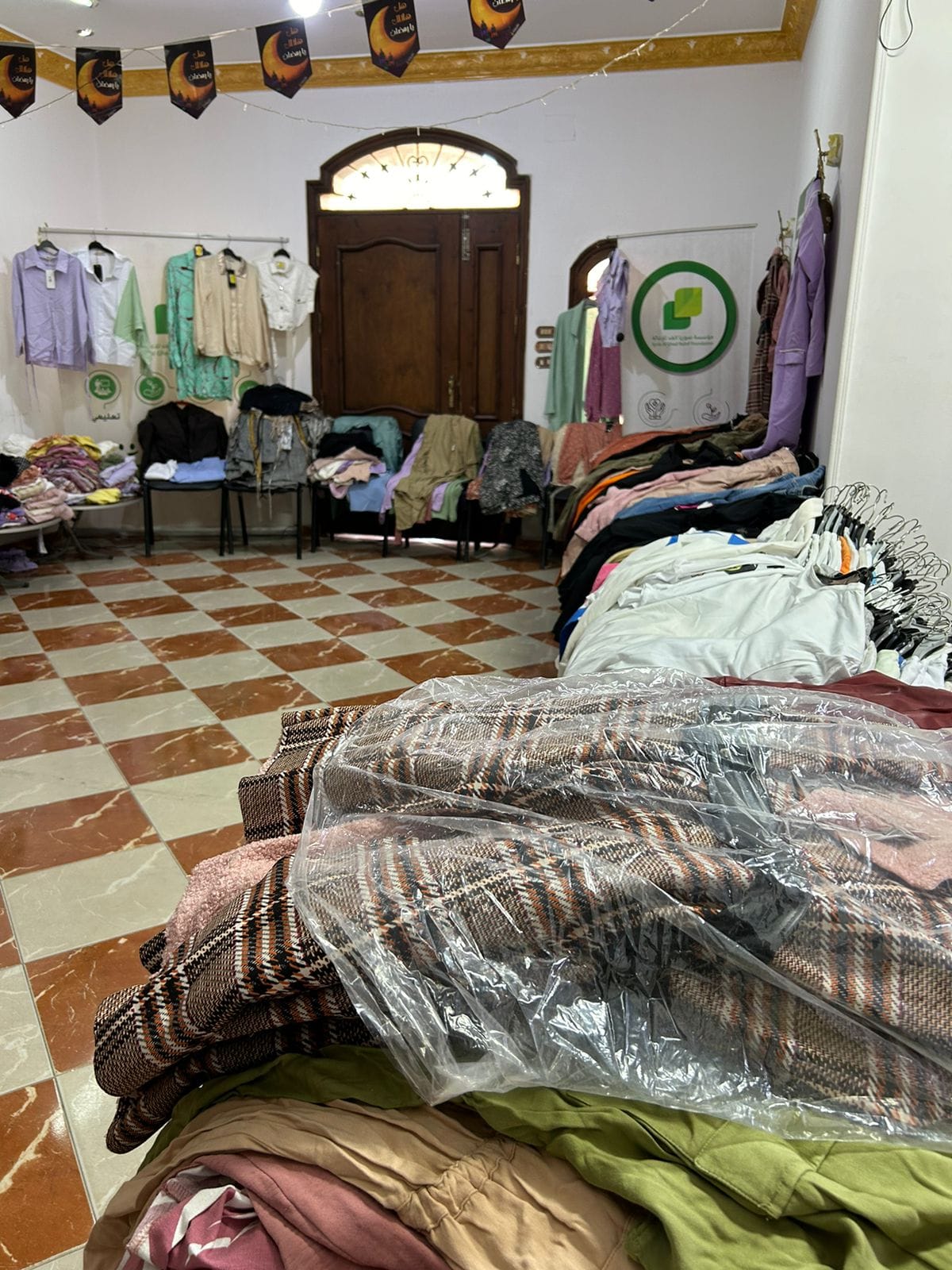 معرض الألبسة في العبور